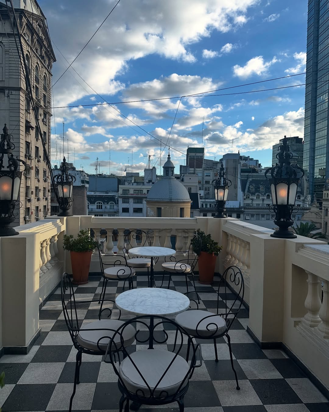 Perspectiva nocturna del salón Irene La Terrasse